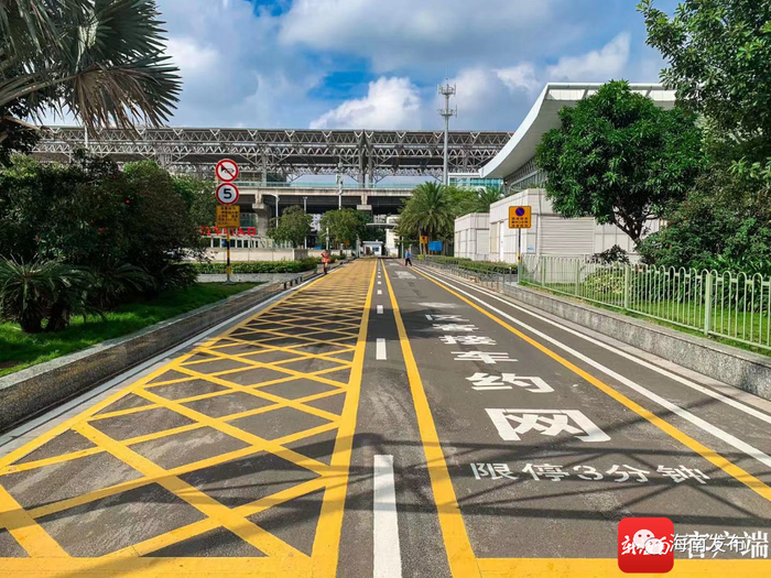 高铁东站网约车上下客区域。记者 姚皓 摄