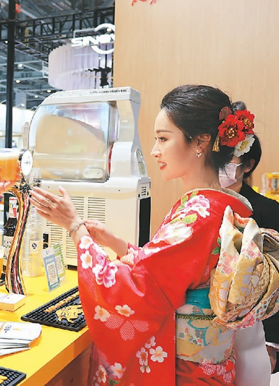 观众在品尝麒麟啤酒。本报记者孔德晨摄