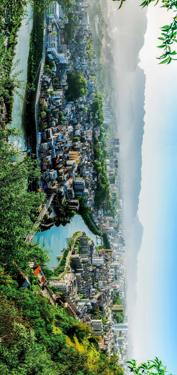 ▲ 清江流过山城恩施。 摄影/文林