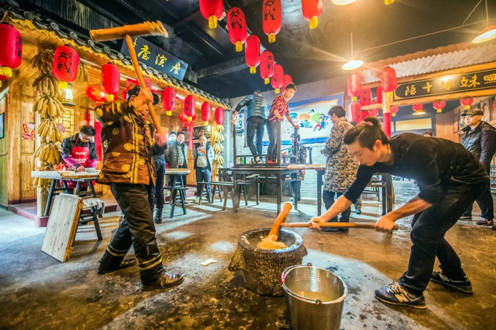 ▲ 恩施女儿城的打糍粑情景。 摄影/文林