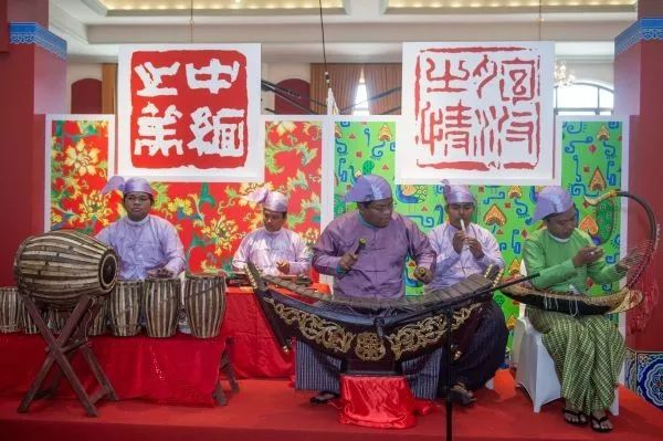 ▲1月15日，“中缅之美 胞波之情”图片展在缅甸仰光开幕。近百幅图片展示了两国的自然风光、历史文化、民俗风情、经贸往来、人文交流等。（新华社记者 杜宇 摄）