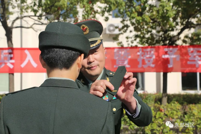 ▲新兵团领导为新战友授衔。