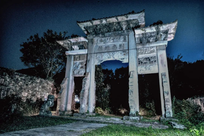 ▲ 唐崖土司城遗址“荆南雄镇”牌坊 。唐崖土司城在2015年被列入《世界遗产名录》。摄影/文林
