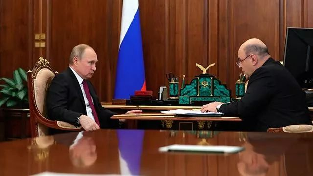  2019年5月，米舒斯金向普京报告税收情况。图源：俄媒