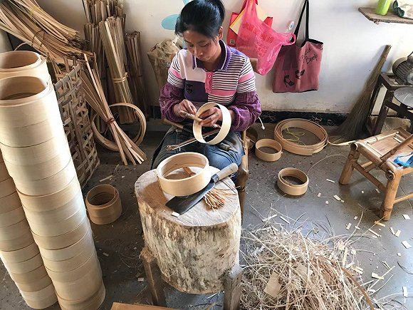 泗纶镇蒸笼家庭手工作坊。