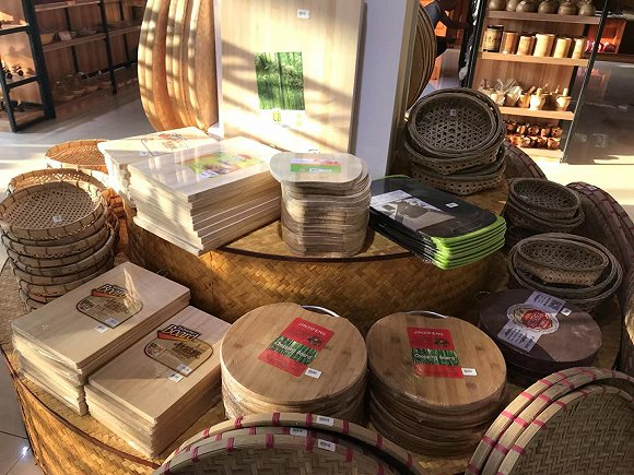 恒兆公司竹蒸笼展示馆内，竹制产品正在丰富起来。