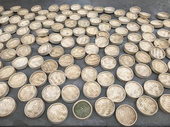 正在晾晒的蒸笼。