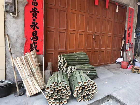 　泗纶镇蒸笼加工街。