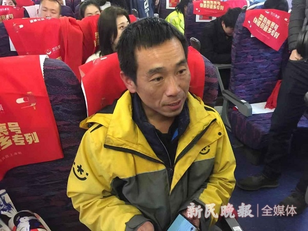图说：上海韵达快递员余先尧 新民晚报记者 金志刚 摄