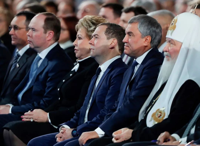  1月15日，俄罗斯总理梅德韦杰夫（右三）在莫斯科听俄总统普京发表国情咨文。新华社/路透