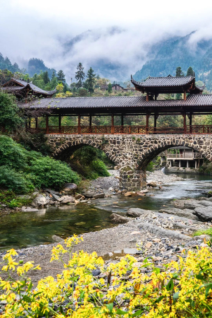 ▲ 恩施盛家坝乡二官寨村旧铺古寨，这里是古巴蜀盐道的必经之地，完好保留着土家族的吊脚楼群与风雨桥等古建筑。摄影/文林