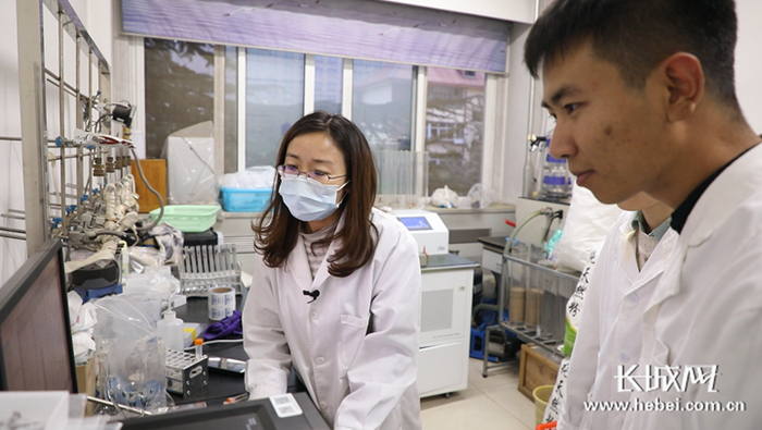 　　　王仕琴正在指导学生们做实验。长城网记者 李皓 摄