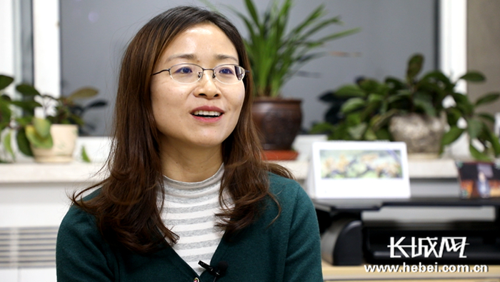 　王仕琴正在接受采访。长城网记者 李皓 摄　