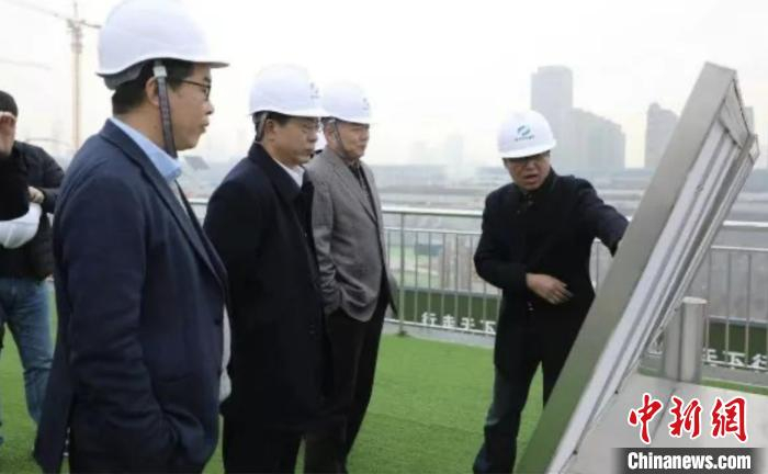 浙江省港航管理中心主任胡旭铭调研京杭运河二通道项目建设。浙江港航 供图