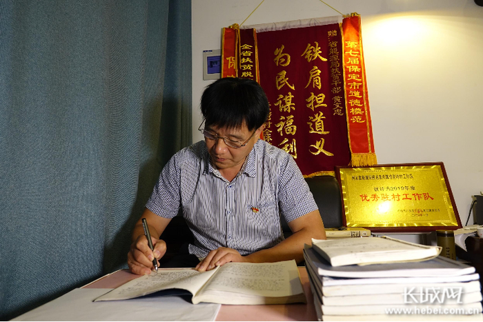 黄文忠在日志上记录下所思所想。 长城网记者 胥文燕 摄