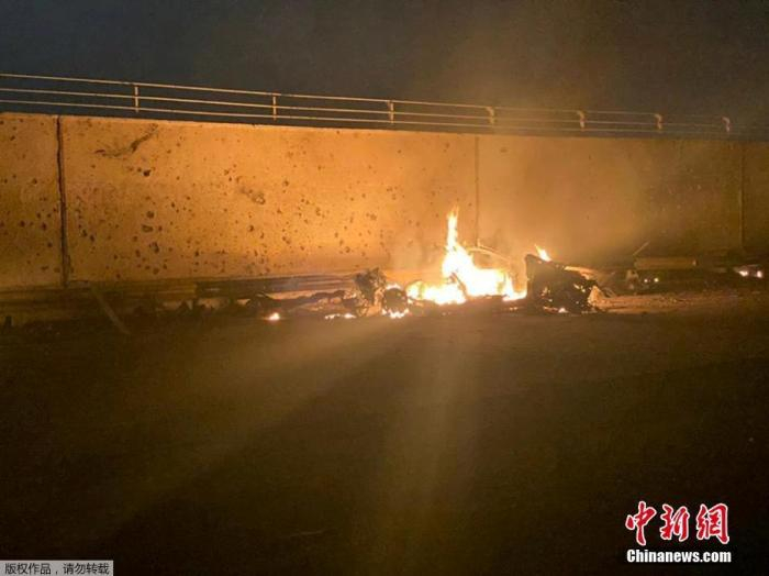 当地时间1月3日凌晨，据伊拉克安全部门发布的声明，巴格达国际机场附近遭到3枚导弹袭击，两部车辆被炸毁，致数人死亡。伊拉克人民动员组织领导人阿布·马赫迪·穆罕迪斯与伊朗伊斯兰革命卫队领导人卡西姆·苏莱曼尼在空袭中身亡。