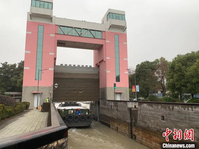 货船通过三堡船闸。　张斌 摄