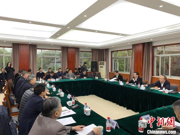 浙江省副省长高兴夫调研指导京杭大运河杭州段拥堵治理工作。　张斌 摄