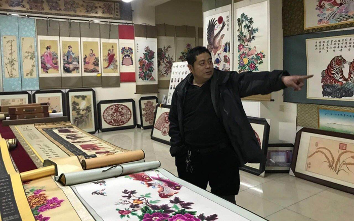 老王的铺面里摆满了自己的作品。新京报记者 杨亦静 摄