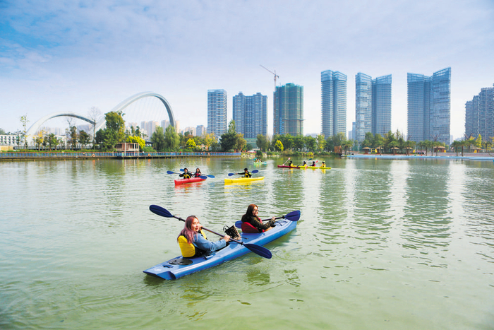 市民在江滩公园体验皮划艇
