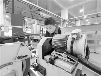  合兴汽车电子股份有限公司的生产车间 陈路摄