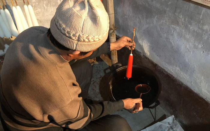 给蜡烛上色。新京报记者 张羽 摄