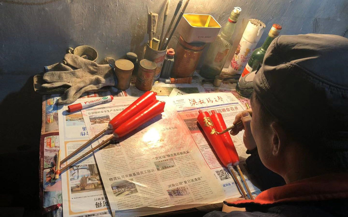 用颜料在蜡烛上写字。新京报记者 张羽 摄