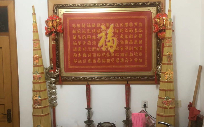 李常胜家客厅中央摆放了蜡烛。新京报记者 张羽 摄