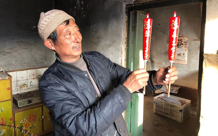 坚持手工做蜡烛的李常胜。新京报记者 张羽 摄