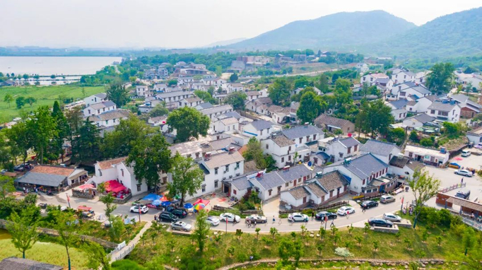 江宁佘村集山水资源和古民居文化资源为一体，在假期期间吸引众多游客。南报融媒体记者 杜文双 摄