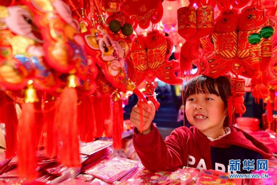 1月13日，一名小朋友在挑选挂饰。&nbsp;春节临近，不少市民来到福州市鼓西路“春联一条街”选购春联、“福”字等节日饰品。新华社记者&nbsp;魏培全&nbsp;摄