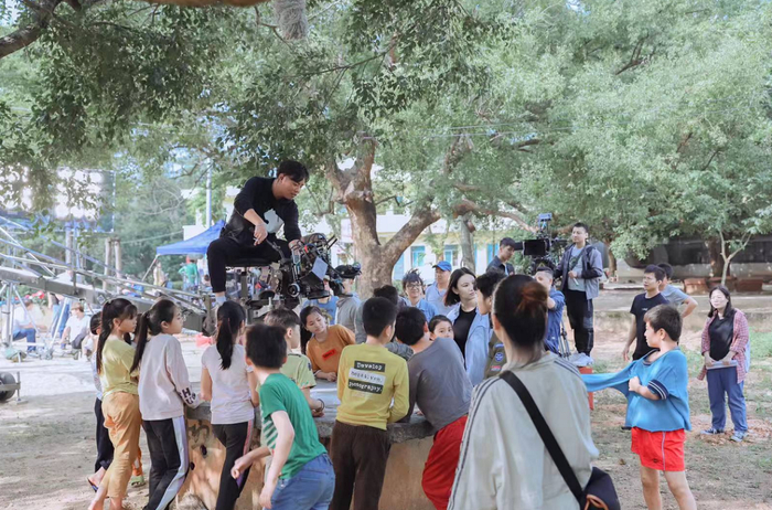 图为电影《穿过雨林》拍摄现场。