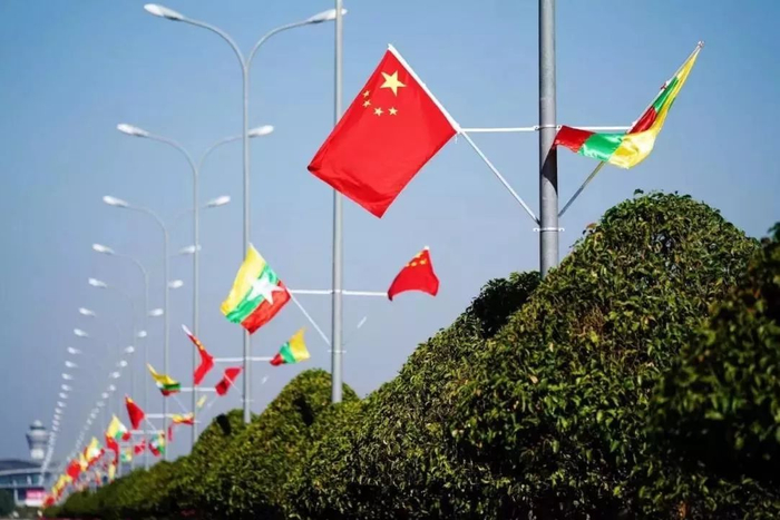  1月16日，缅甸首都内比都飘扬着中缅两国国旗。摄影 |&nbsp;新华社记者 王申