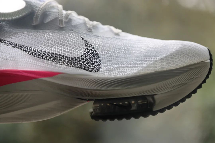 下图为仿品，可以看出，鞋面编织纹路与正品存在较大差异，而气垫内部由于支撑材料较差，气垫透光性反而更好。