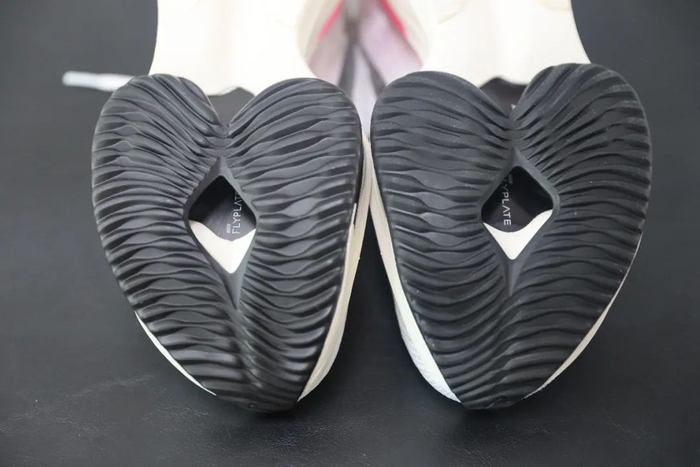 下图为正品，可以看出，透过光线，鞋面材料透光度良好，说明透气性好，同时气垫内部支撑纤维结构致密，所以气垫基本不透光线。