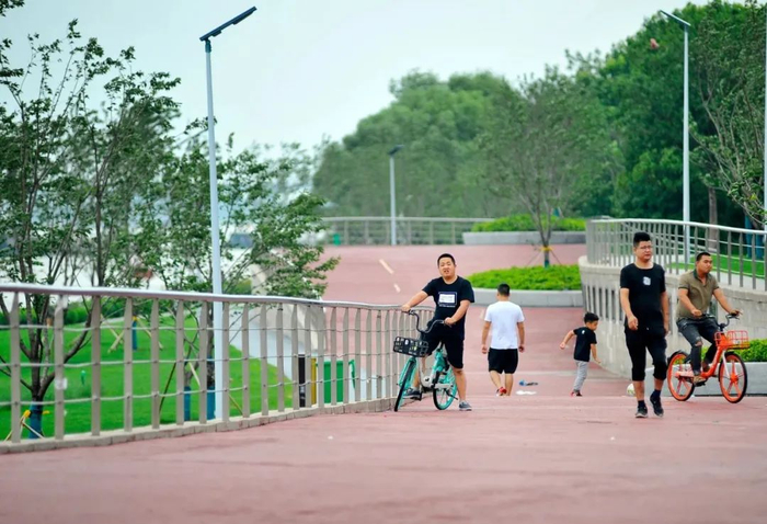 市民在幕燕滨江风光带游玩和骑行。南报融媒体记者 杜文双 摄