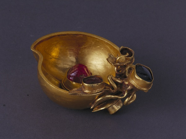 嵌宝石桃形金杯 明 北京右安门外万贵、万通父子夫妇墓出土 首都博物馆藏 