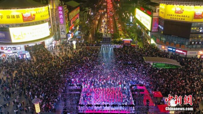 资料图：长沙街头。中新社记者 杨华峰 摄