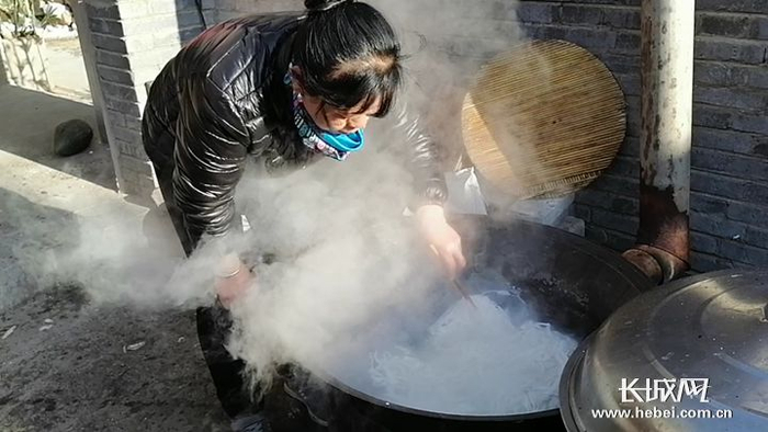 　　捞豆粉（以土豆做原料具有当地特色的食物）。长城新媒体记者 万前进 摄