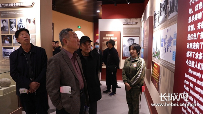 太行红色新闻文化陈列馆内的参观者。长城网记者 李相伯 路钦淋 摄