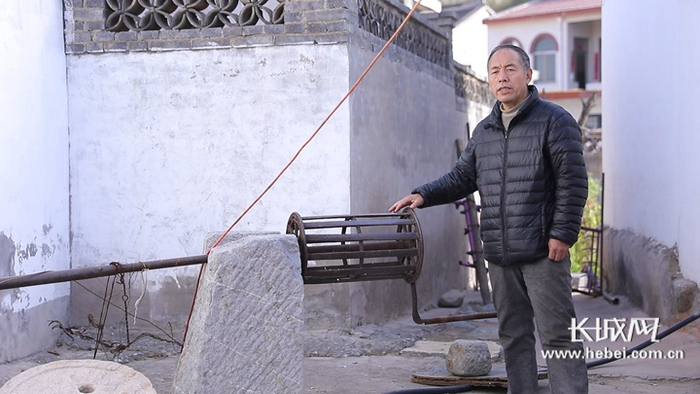 王矿清在陕北新华广播电台旧址的一口甜水井旁，讲述当年的故事。长城网记者 李相伯 路钦淋 摄