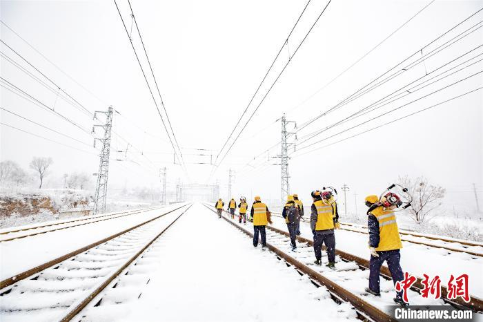 铁路职工冒雪为瓦日铁路线检修 张宏伟 摄