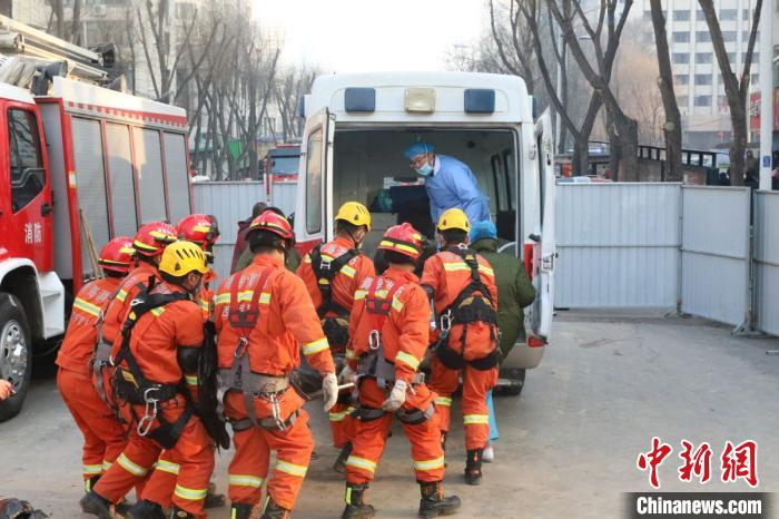 图为消防救援人员展开相关救援工作。　钟欣 摄