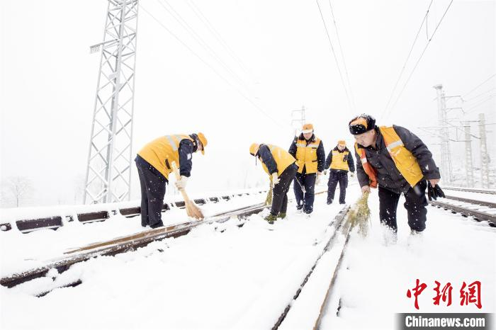 铁路职工清扫瓦日铁路线上的积雪 张宏伟 摄