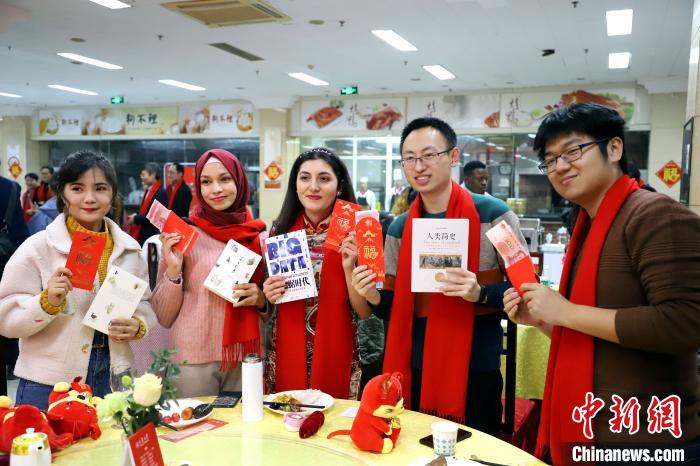 图为天津大学学生展示校领导发放的红包和书籍。　张道正 摄