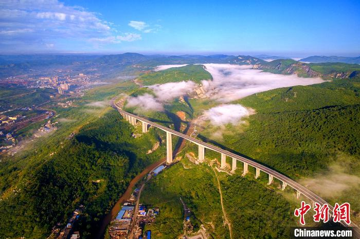资料图：毕节至威宁高速公路赫章大桥。　龚小勇 摄
