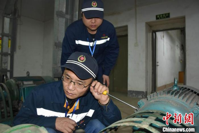 听电机和水泵轴承是否磨损、缺油 王义 摄