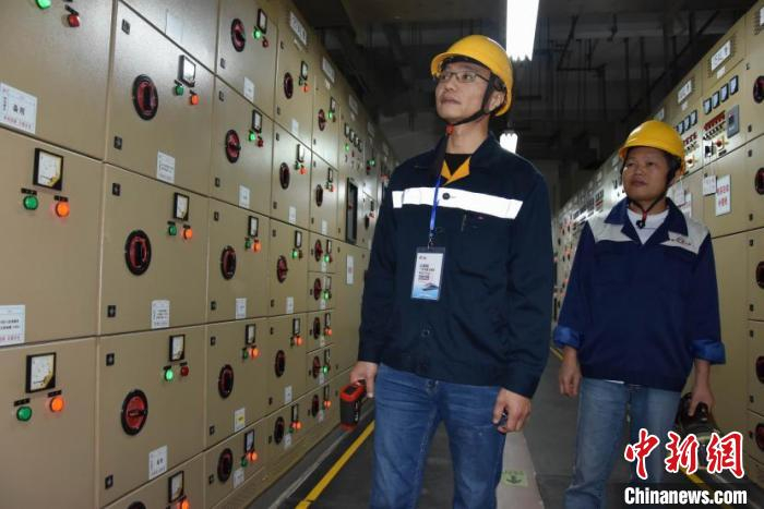 配电房巡检 王义 摄