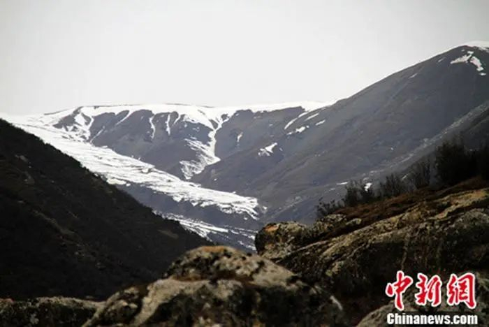 资料图：立冬后两场降雪为马牙雪山披上了“白衣”，景色醉人。张万里 摄