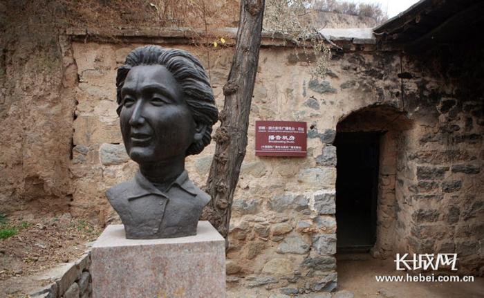 中国国际广播电台首位英语女播音员魏琳铜像。长城网记者 李相伯 路钦淋 摄